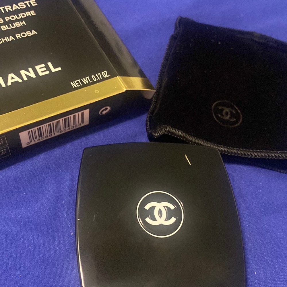 Chanel JOUES CONTRASTE Blush.
Comes in original box. Color 430 Foschia Rosa